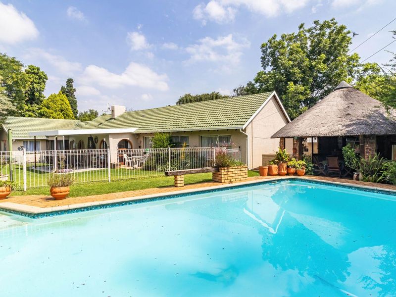 3 Bedroom Home with 2 Cottages - Photo 2