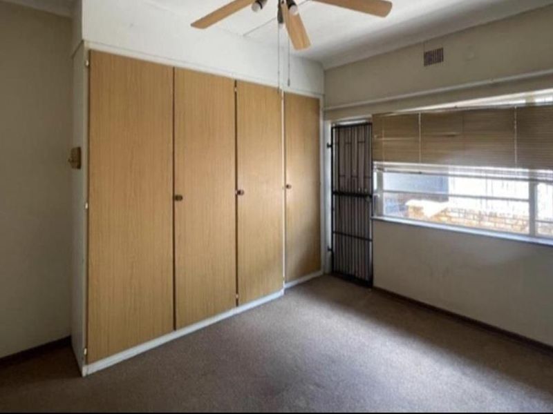 Spacious abode - Photo 4