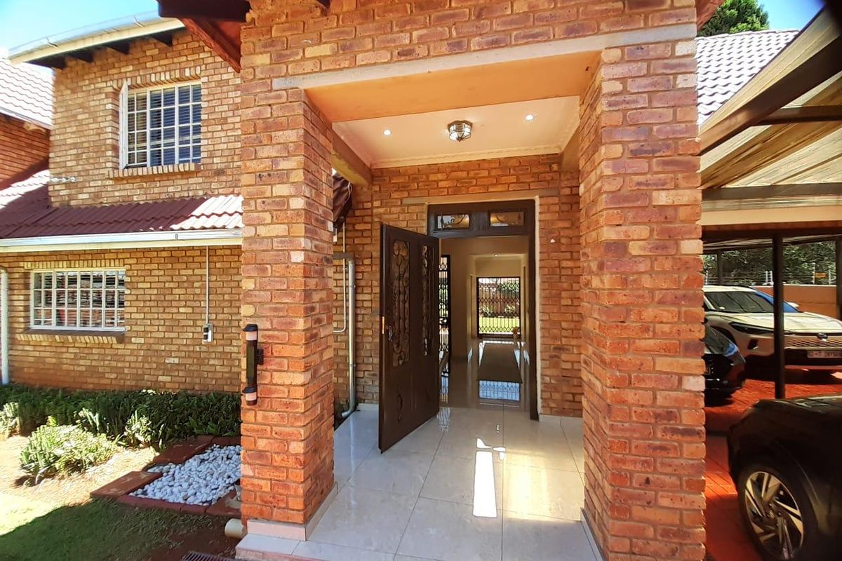 Beautiful quality modern finishes throughout this lovely home - Photo 3