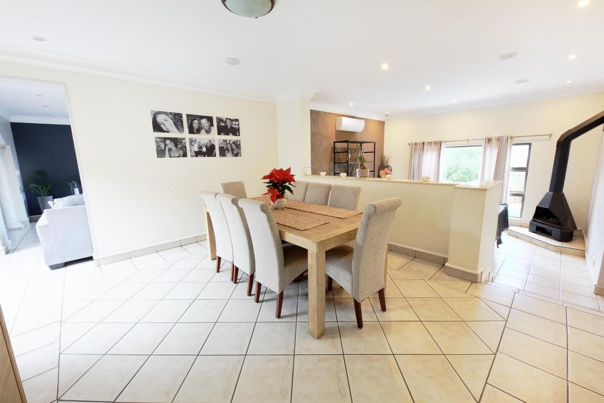 4 Bedroom For Sale in Woodhill Golf Estate - Photo 2