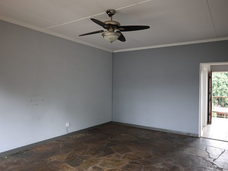 2.5-Bedroom Top-Floor Flat - Photo 4