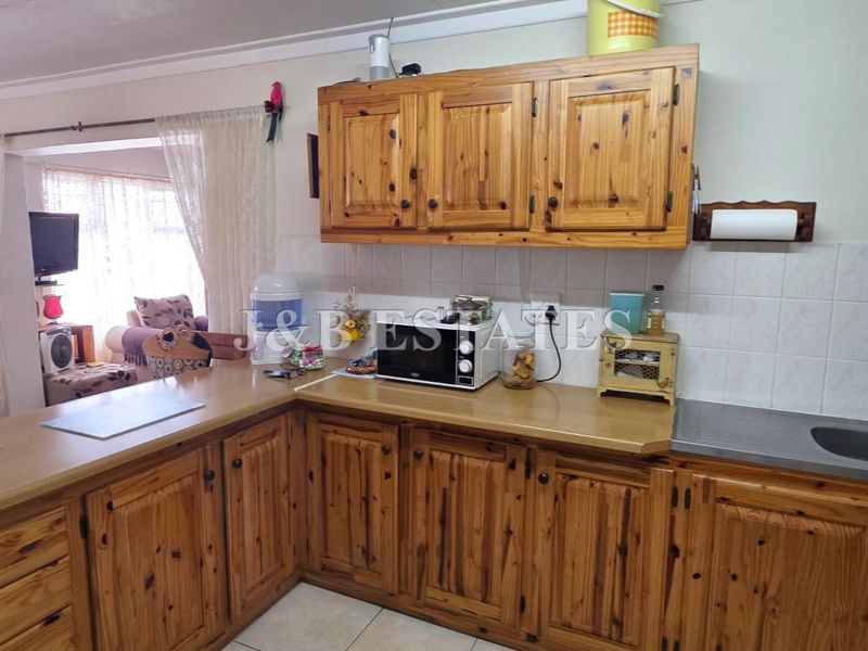 4 Bedroom House With 2 Bedroom Flat - Photo 2