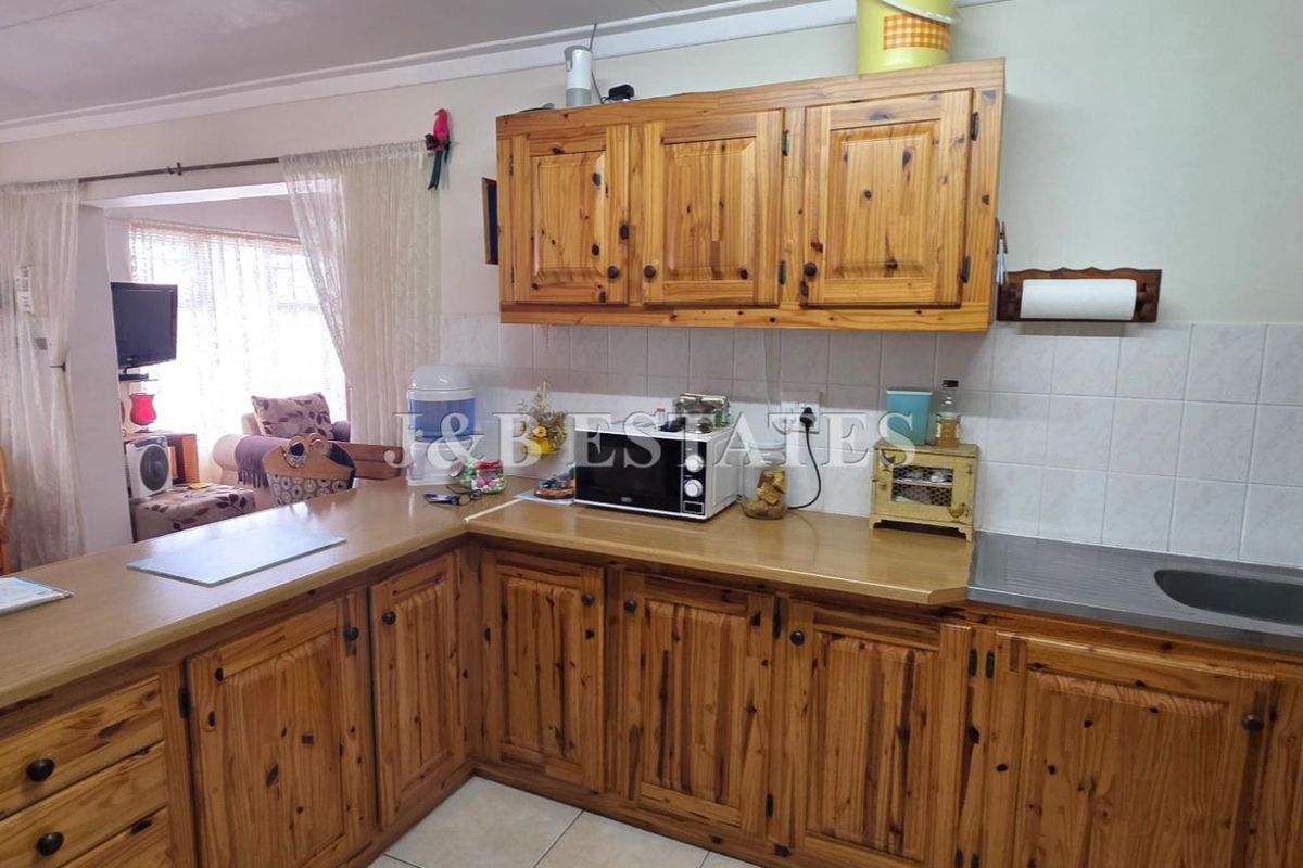 4 Bedroom House With 2 Bedroom Flat - Photo 2