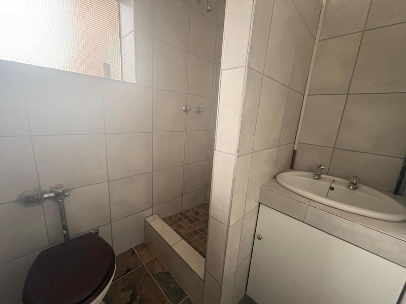 Spacious Ground Floor Apartment with Private Garden - Photo 9