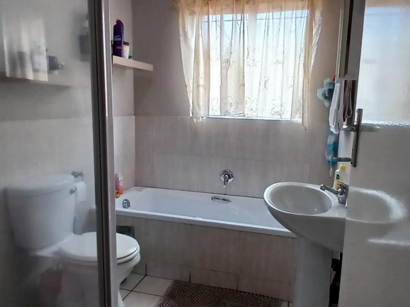 Secure ground-floor living with a private garden and top safety - Photo 9