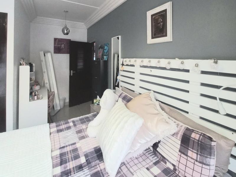 Morden Gem Apartment - Photo 9