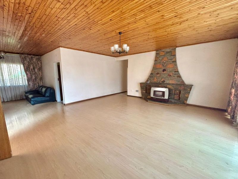 3 Bedroom Family Home with Scenic Views, Entertainment Spaces, and Unique Character In The Glenvista Hills - Photo 7