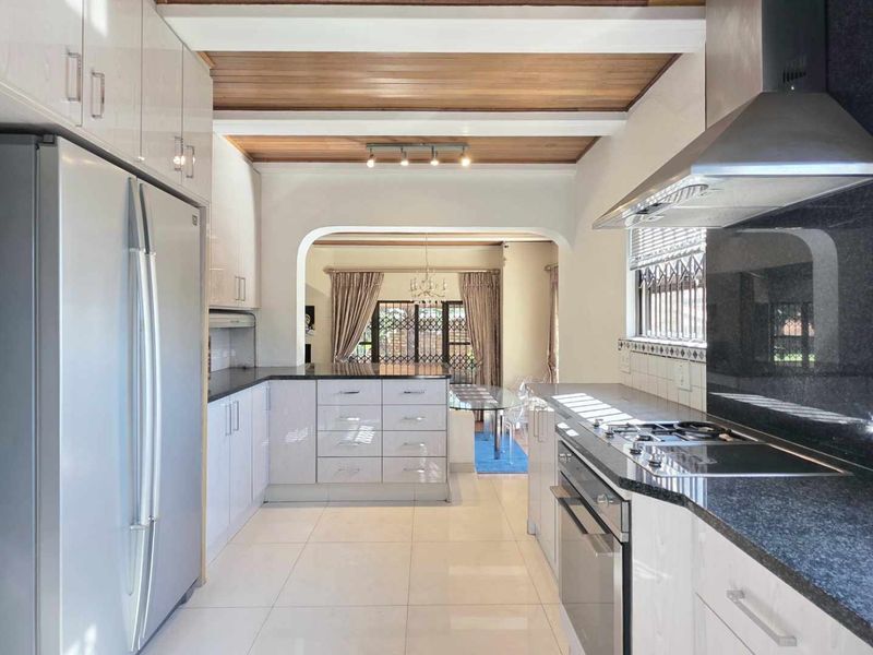 Large 3 Bedroom Sandton Townhouse with Large Garden and Sparkling Swimming Pool and  Full Separate “Cottage” - Photo 8