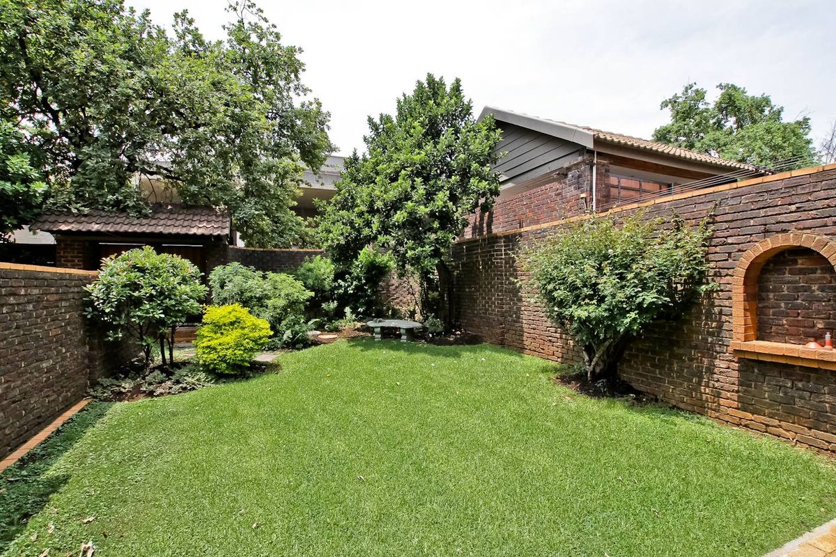 Garden Duplex Centrally Located! - Photo 3