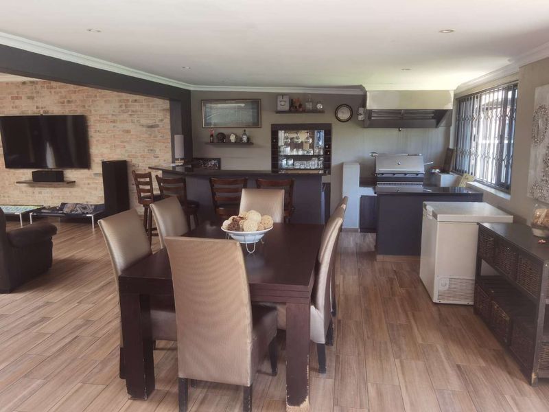 Elegance in an enclosed are in van Riebeeck park - Photo 8