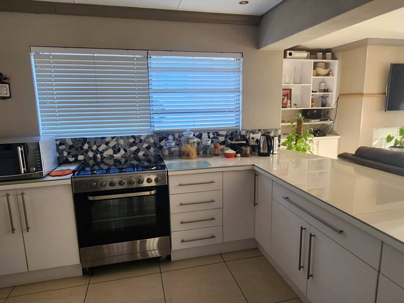 A CHEERFUL HOME FOR EVERYDAY FAMILY LIVING - Photo 10
