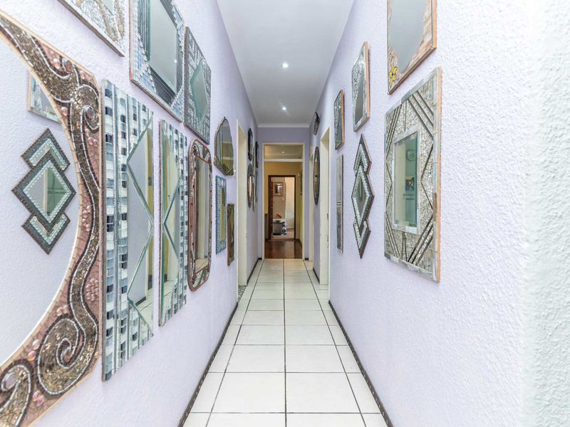 4 Bedroom Family Home with Pool & Table Mountain Views - Close to school SACS Junior School and Sans Souci Girls High School - Photo 10