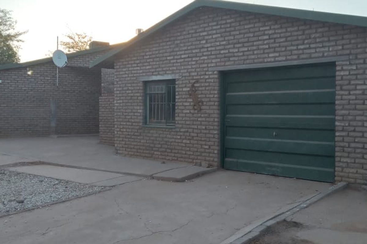 Spacious 3-Bedroom Family Home on Large Erf - Ideal for Expansion or Investment! - Photo 3