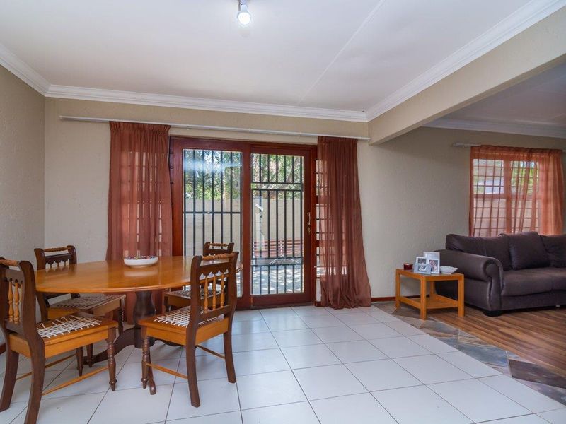 Chic Townhouse Perfect for First-Time Buyers & Downsizers! - Photo 2