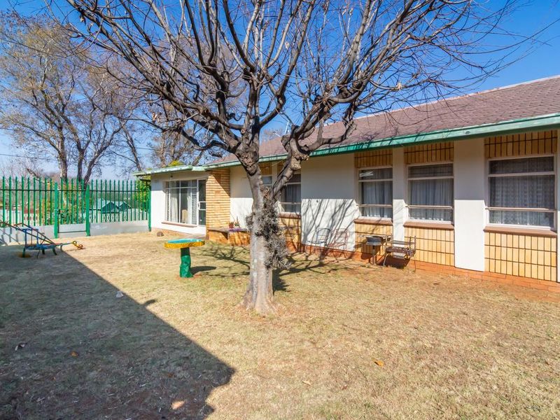 Seize the opportunity - light-filled Home with expansive backyard - Photo 4