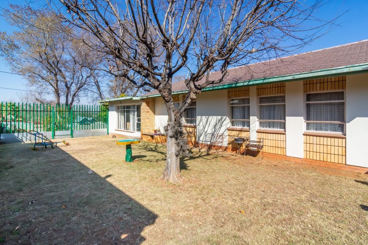 Seize the opportunity - light-filled Home with expansive backyard - Photo 4