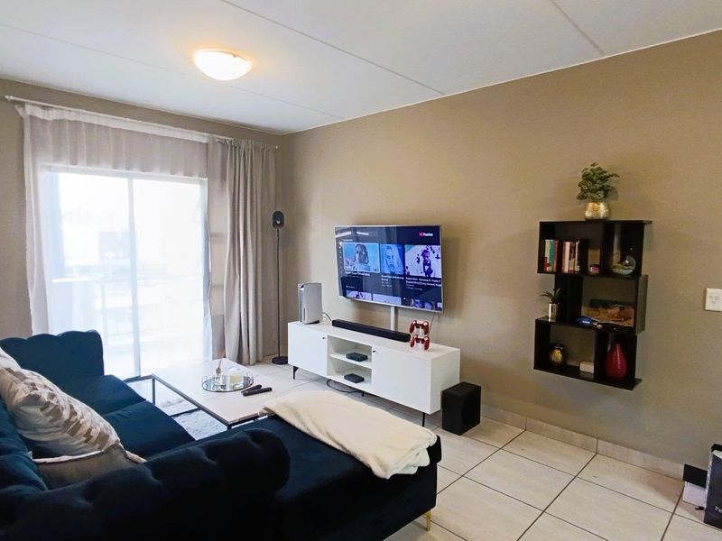 Unlock the Door to your First Home: Stylish and Secure 2 Bedroom Apartment - Photo 4