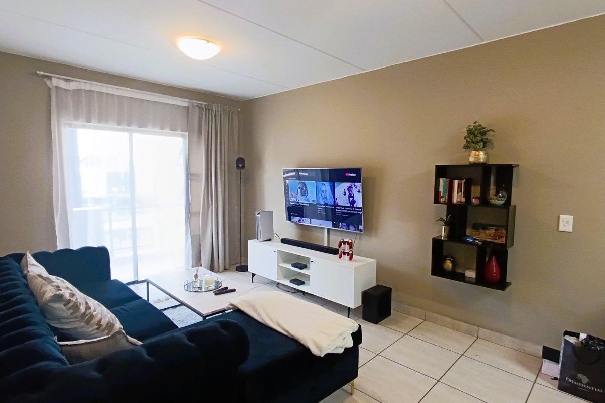 Unlock the Door to your First Home: Stylish and Secure 2 Bedroom Apartment - Photo 4