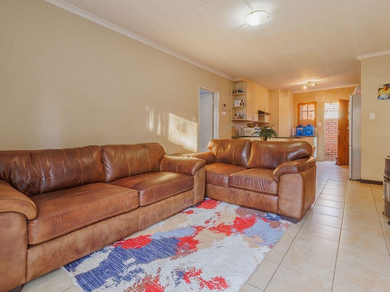 Three bedroom simplex with double garage - Heuwelsig Estate - Centurion - Photo 3