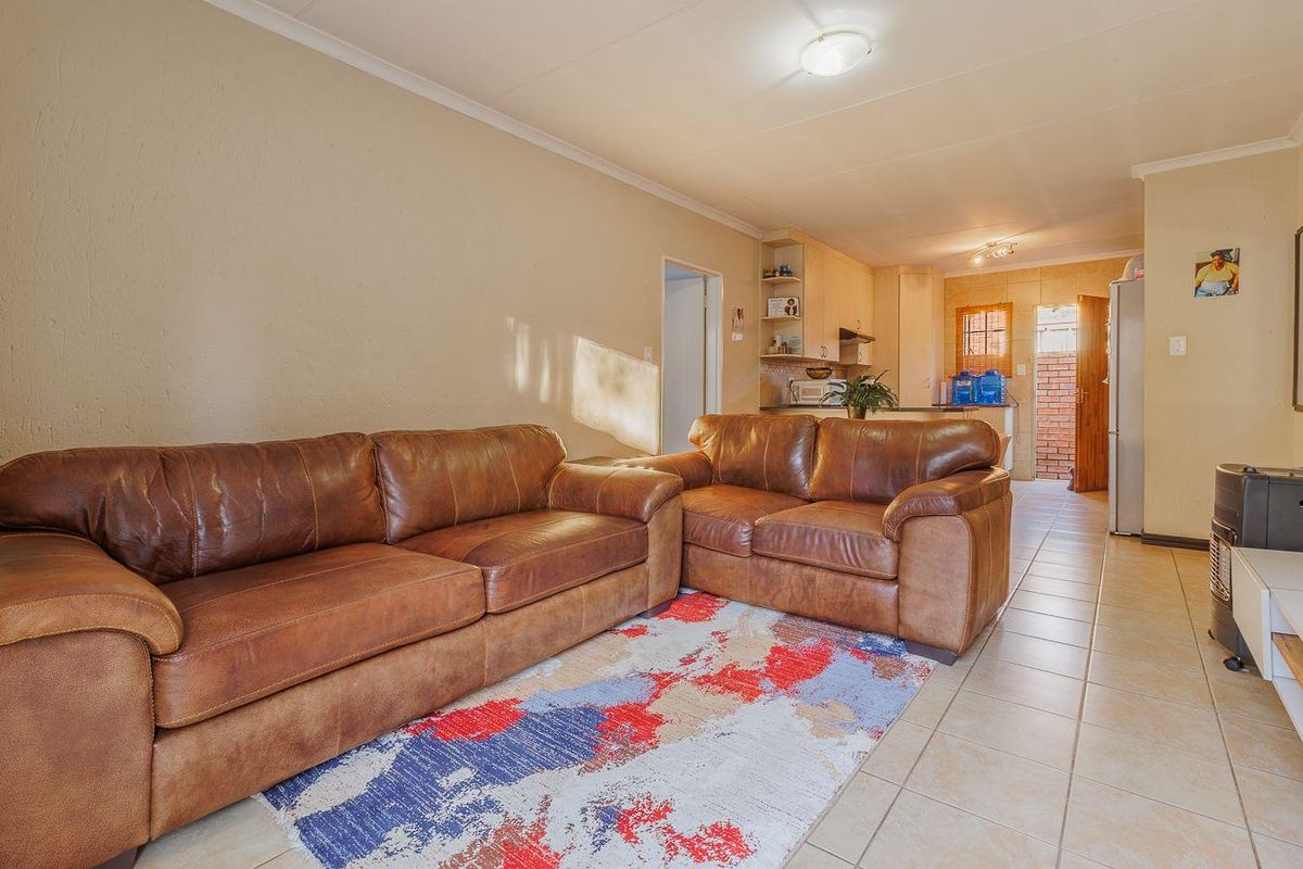 Three bedroom simplex with double garage - Heuwelsig Estate - Centurion - Photo 3