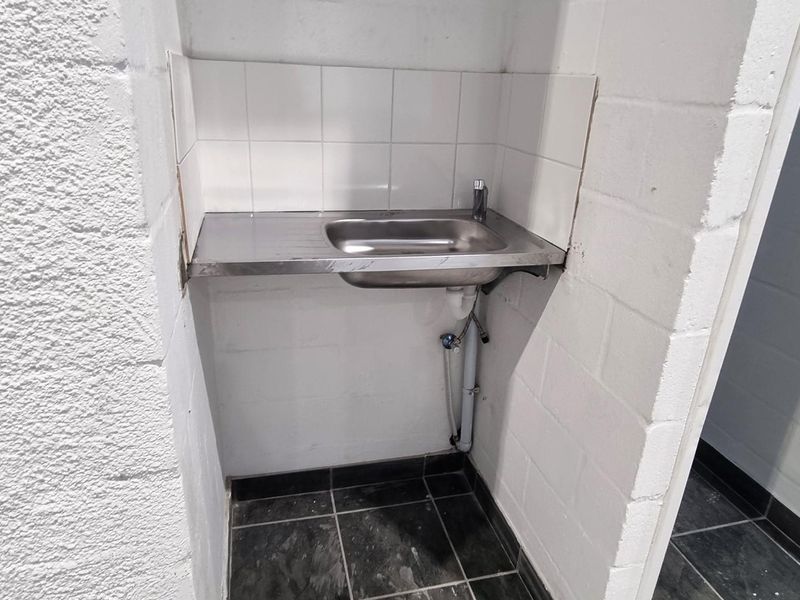 Newly Refurbished Warehouse Close to Builder's Warehouse - Photo 7