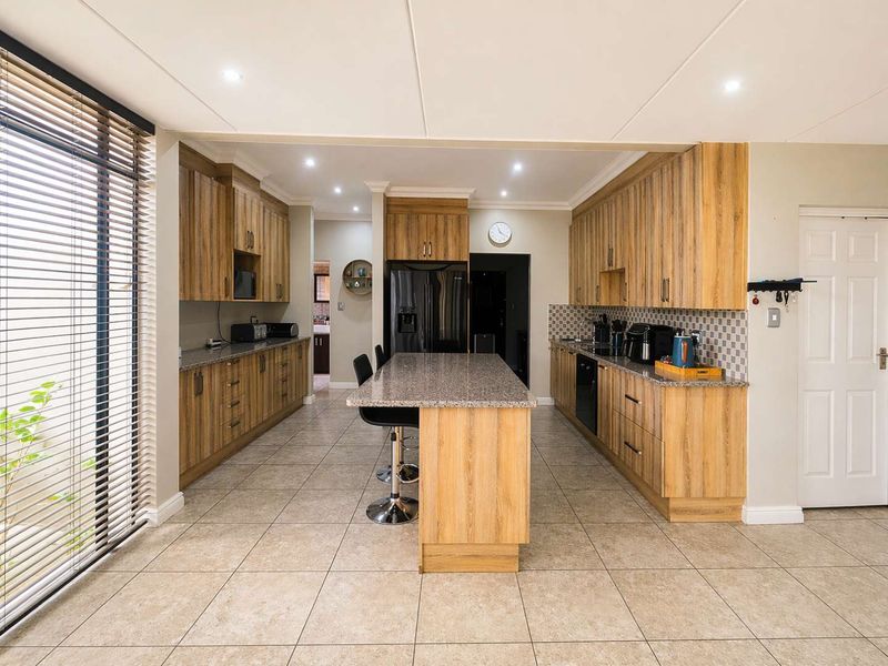 Modern 4-Bedroom Family Home in Prestigious Wild Olive Estate - Photo 2