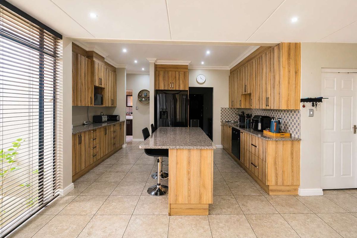 Modern 4-Bedroom Family Home in Prestigious Wild Olive Estate - Photo 2