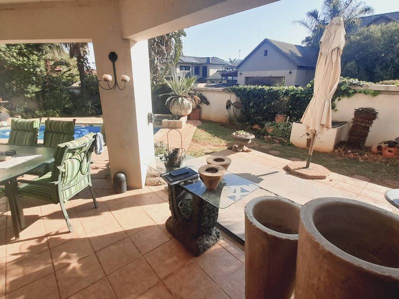 . "Your Dream Home: Balcony, Pool, Garden & Spacious Interiors" - Photo 8