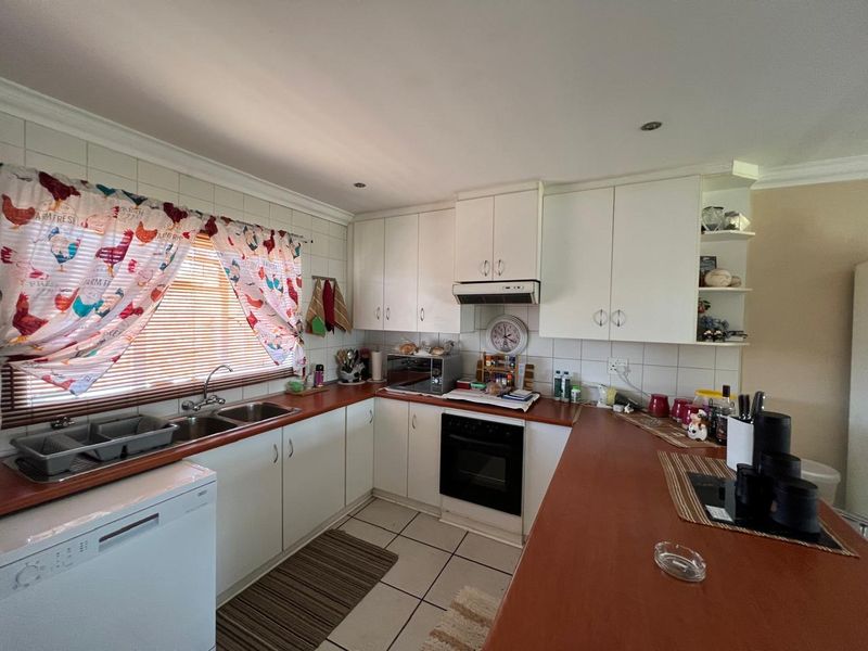 Low Maintenance Townhouse in South Ridge - Photo 7