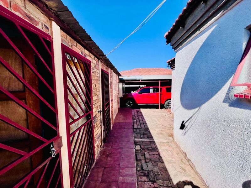 Three bedrooms house for sale in Soshanguve W W - Photo 4