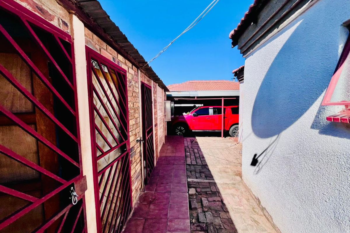 Three bedrooms house for sale in Soshanguve W W - Photo 4