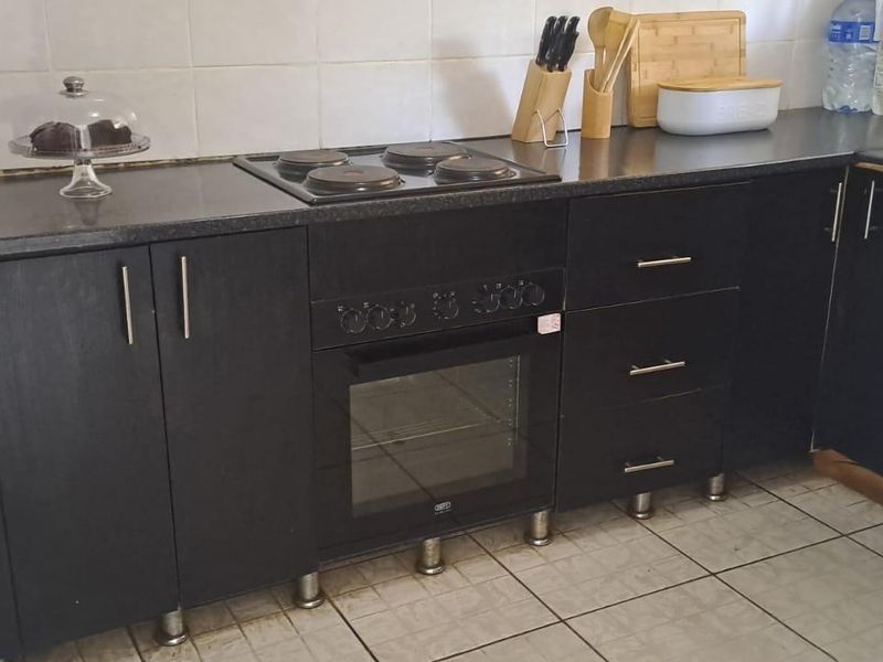 Step into this charming and bright, neat 2-bedroom apartment with great potential, perfectly suited for comfortable living and easy convenience - Photo 3