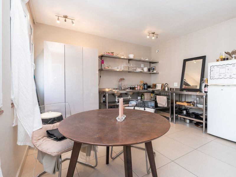 Invest Smart: Airbnb friendly Studio Apartments in Cape Town's Hotspot! - Photo 9