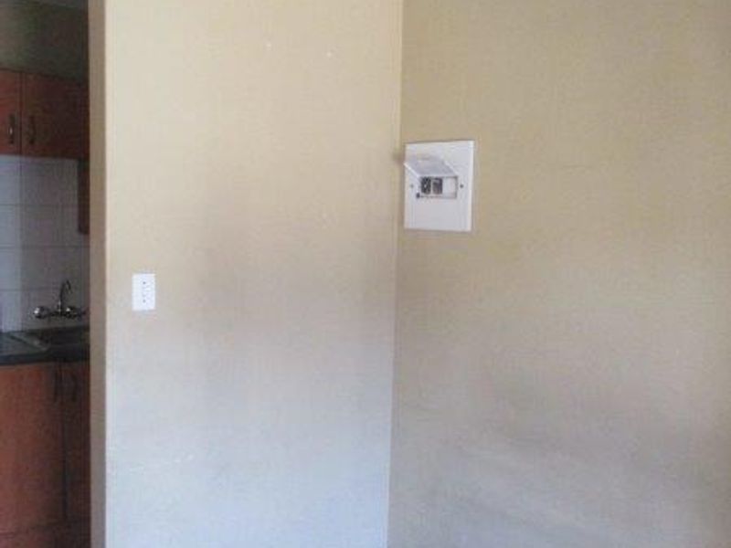 BACHELOR FLAT TO RENT IN RIVIERA - Photo 9