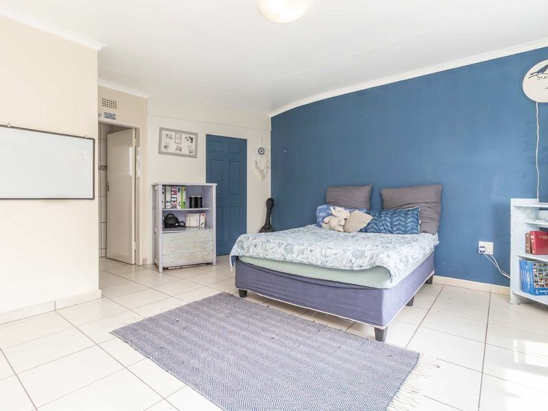 Cosy 4 Bed, 2.5 Bath House with Pool and Garden - Photo 5