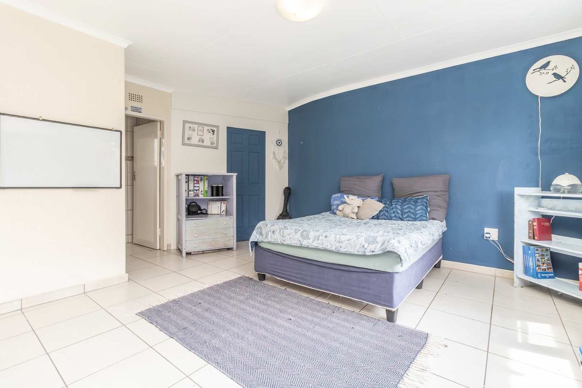 Cosy 4 Bed, 2.5 Bath House with Pool and Garden - Photo 5