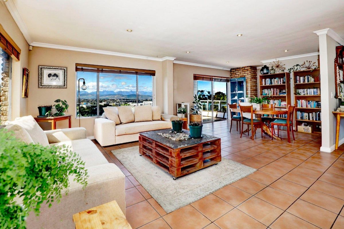 Townhouse, ideal for dual living, in popular security estate bordering golf course - Photo 2