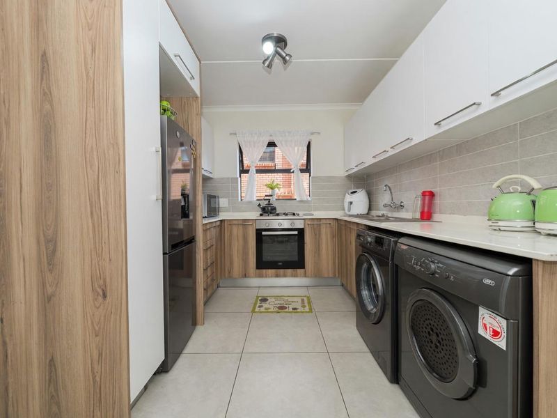 GORGEOUS 3 BEDROOM GROUND FLOOR UNIT FOR SALE IN FOUNDERS HILL!!! - Photo 4