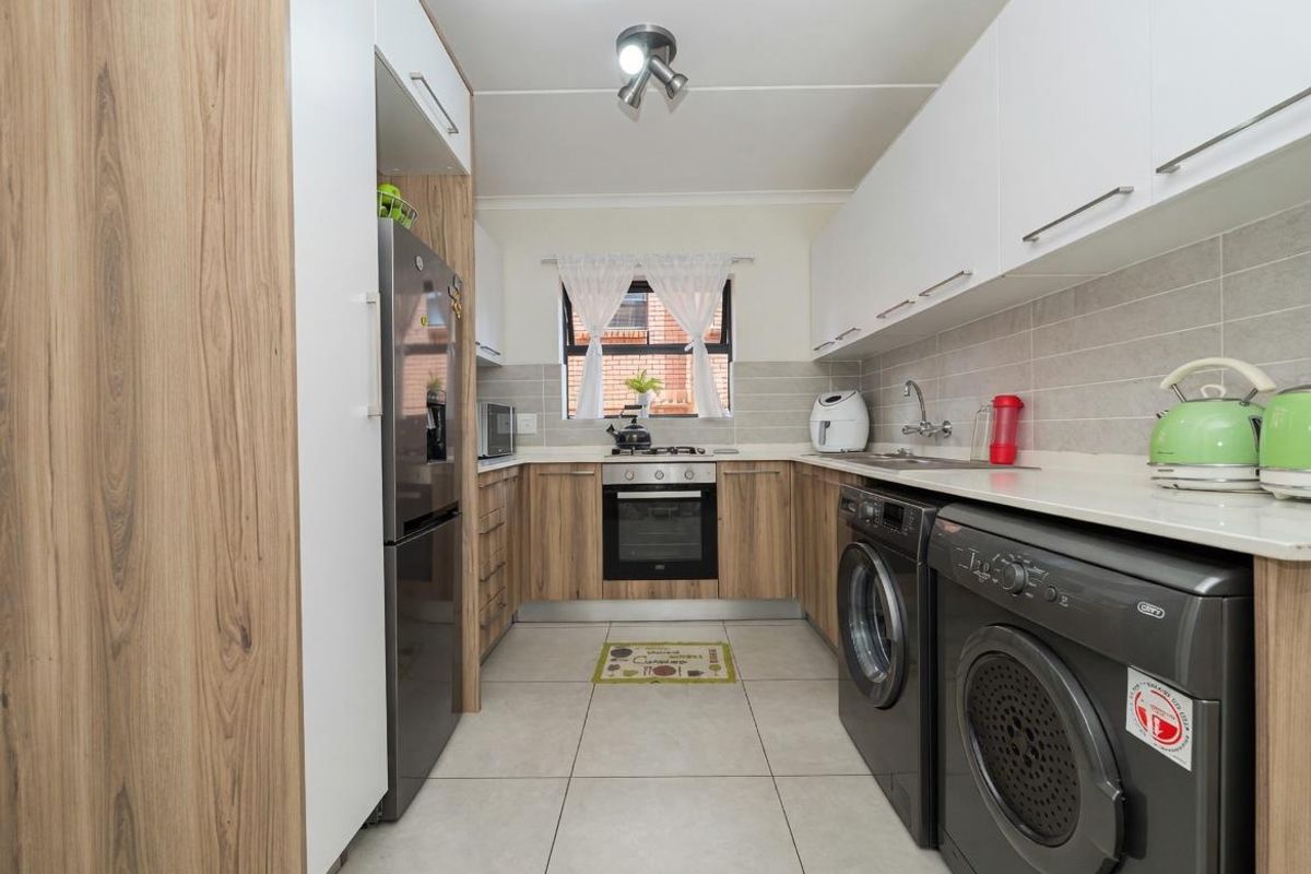 GORGEOUS 3 BEDROOM GROUND FLOOR UNIT FOR SALE IN FOUNDERS HILL!!! - Photo 4