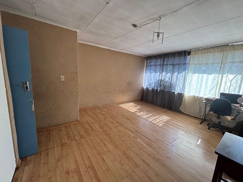 Lovely duplex unit is ready for new ownership. - Photo 2