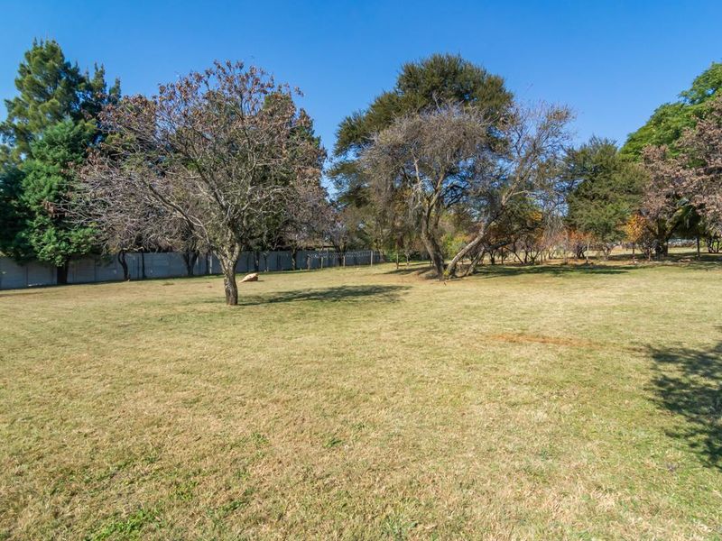 Tranquil rare Gem with  a subdivision approval For Sale in Protea Ridge - Photo 6