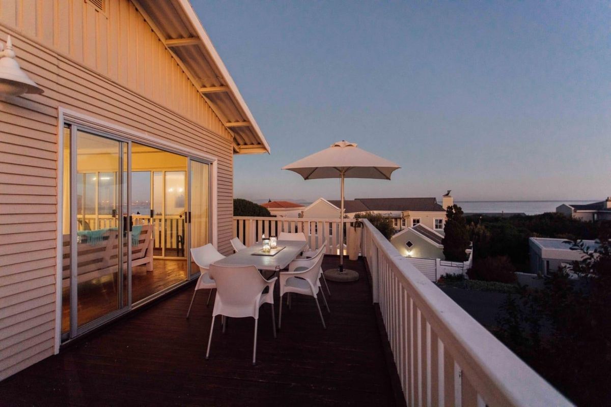 Furnished Coastal Retreat with Panoramic Ocean Views in Vermont - Photo 2
