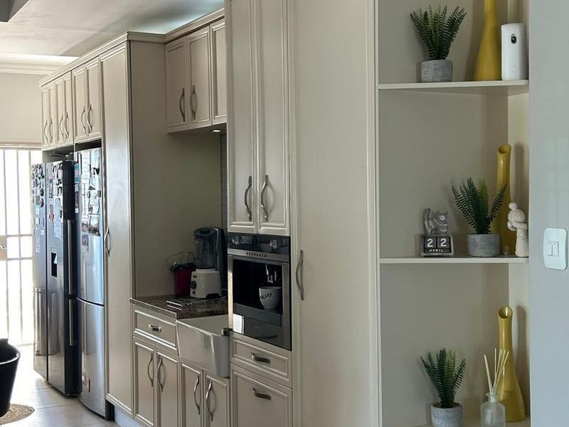 Outjo's Premier Home: Spacious, Stylish, Secure!" - Photo 7