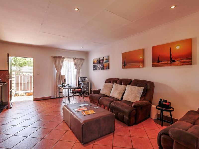 Perfect Mooikloof Ridge Home – Spacious Bedrooms, Big Garden, Great Amenities - Photo 8