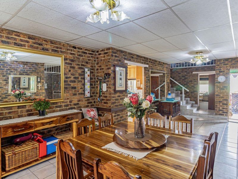 Stunning 5-Bedroom Home in a Secure Estate on the Vaal River, Vaaloewer - Photo 6