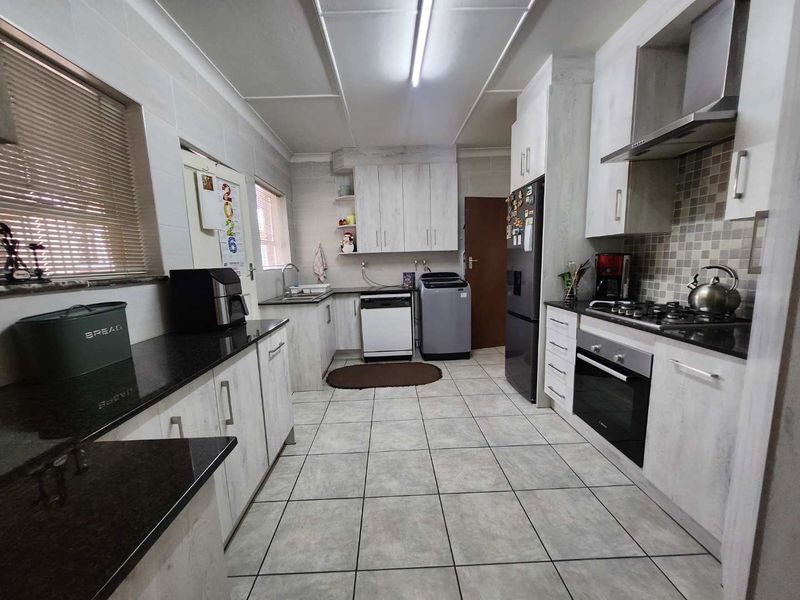 Randhart home built for family living and rental returns - Photo 5