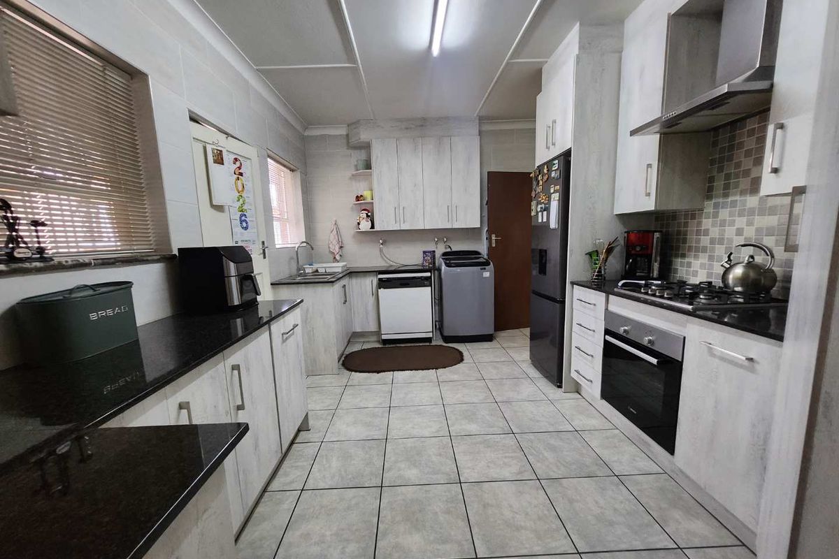 Randhart home built for family living and rental returns - Photo 5