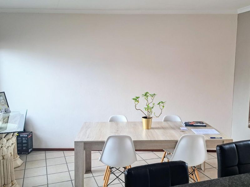 Below market value - Beautiful 105sqm first floor townhouse in the popular San Giorgio complex, Winchester Hills - Photo 8