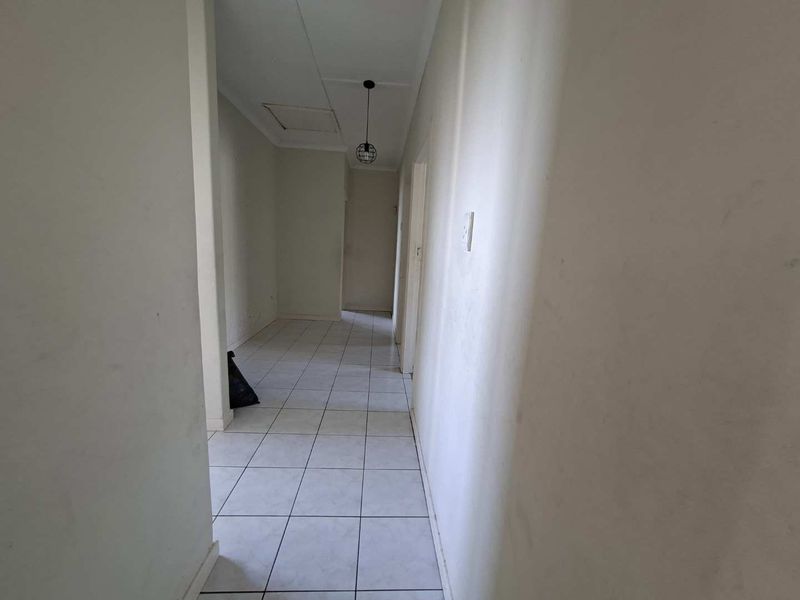 3 Bedroom house with flatlet in a tranquil Shall Cross Suburb - Photo 9