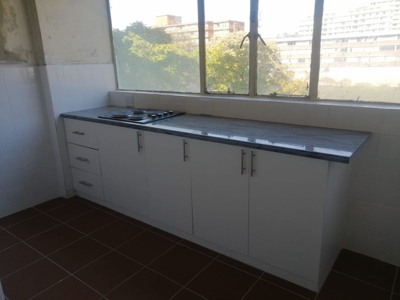 **Spacious Room Available for Rent in Prime Location** - Photo 4